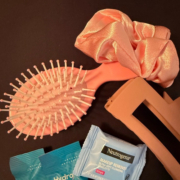 Neutrogena Makeup Remover and Peach Hair Clip Set - Picture 4 of 5
